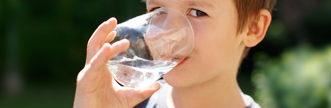 Durante el verano los niños deben aumentar la ingesta de agua