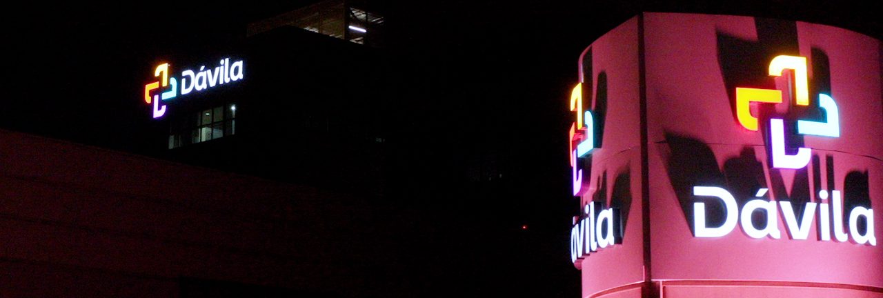 Dávila conmemora el Mes del Cáncer de mama iluminando sus sus clínicas y centros médicos